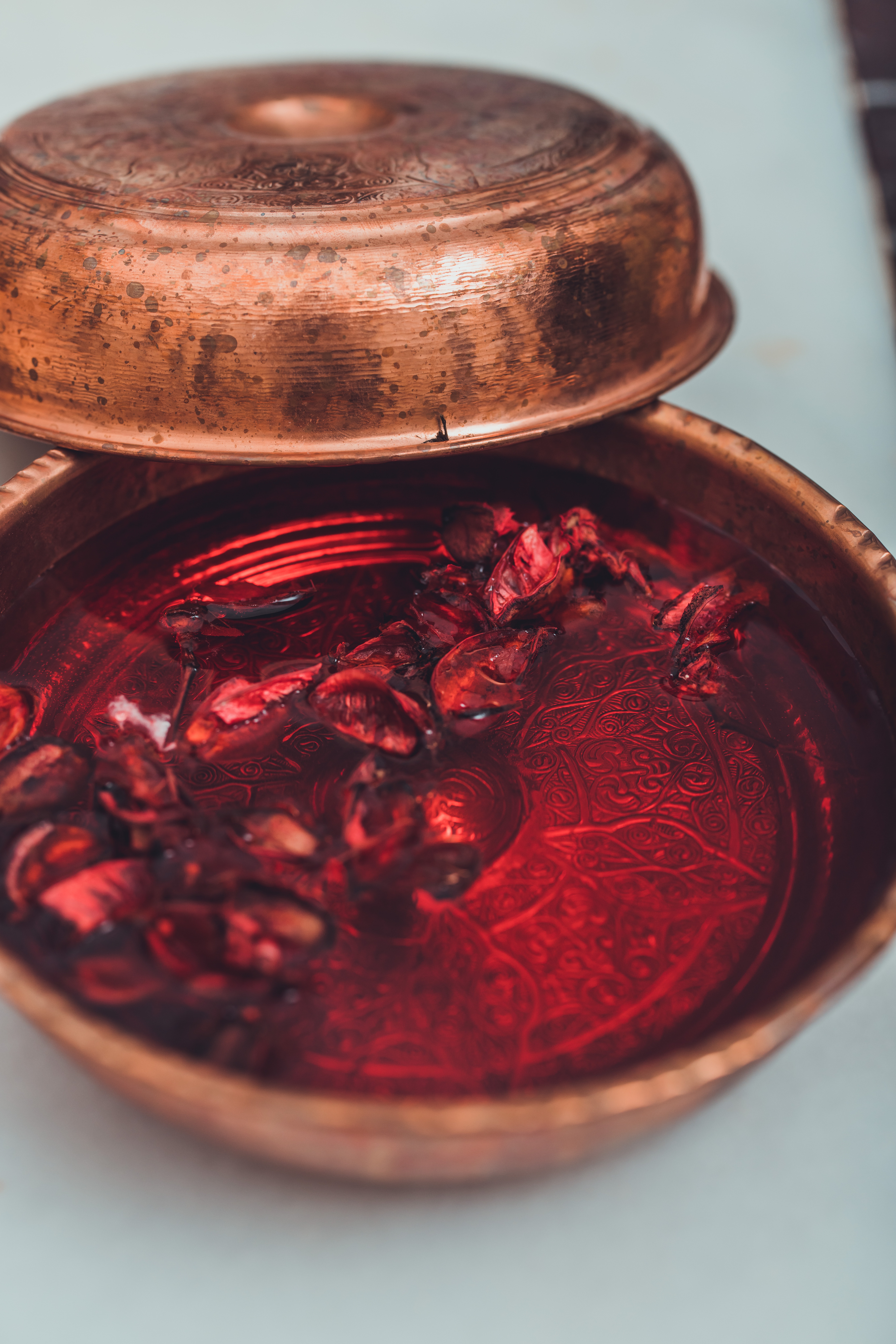 Récipient de hammam turque et oriental rempli d'eau et de fleurs de rose - Accessoire de bain traditionnel - Médina de Tanger
