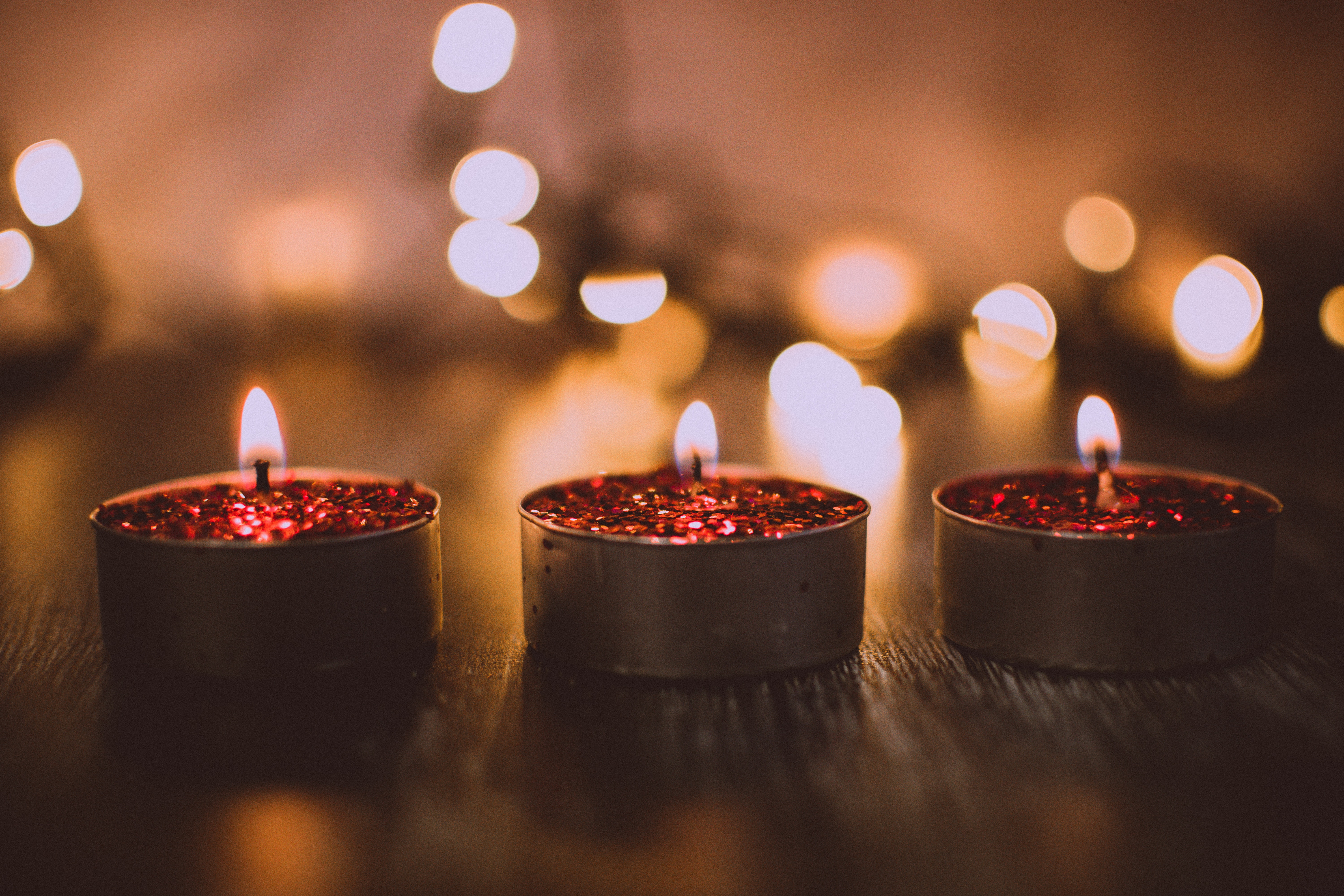 Bougies rouges pour une ambiance de spa oriental - Accessoire de détente et de relaxation - Meday Spa Tanger